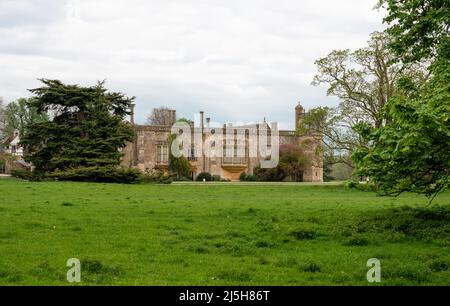 Blick über den Rasen der Lacock Abbey aus dem 13.. Jahrhundert, Wiltshire Stockfoto