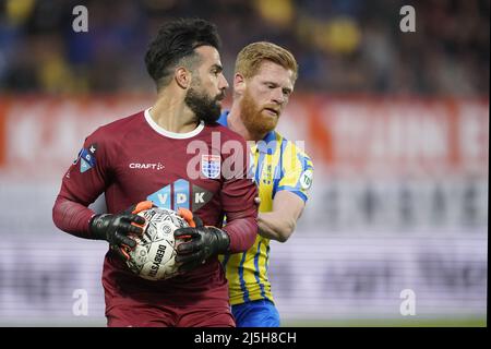 WAALWIJK - (lr) PEC Zwolle Torwart Kostas Lamprou, Richard van der Venne oder RKC Waalwijk während des niederländischen Eredivisie-Spiels zwischen RKC Waalwijk und PEC Zwolle am 23. April 2022 im Mandemakers Stadium in Waalwijk, Niederlande. ANP ROY LAZET Stockfoto