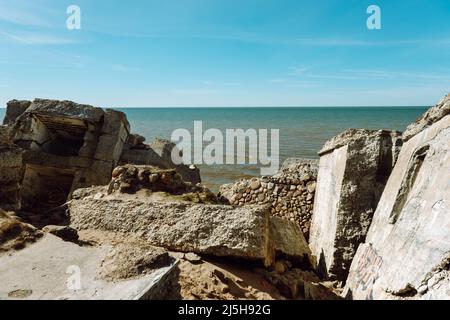 Ruinen von Bunkern am Strand der Ostsee, Teil einer alten Festung in der ehemaligen sowjetischen Basis Karosta in Liepaja, Lettland. Stockfoto