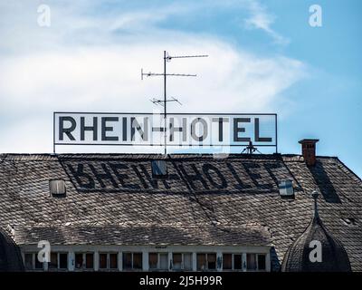 BAD SALZIG, DEUTSCHLAND - 06. JULI 2019: Schild auf dem Dach des Rhein Hotels in der Stadt Bad Salzig am Rhein Stockfoto