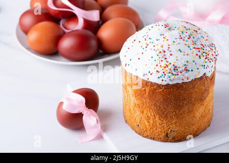 Köstlicher Osterkuchen und Eier auf weißem Hintergrund Stockfoto