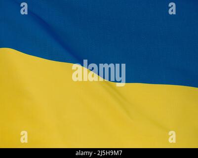 Vollbildaufnahme der flatternden ukrainischen Flagge Stockfoto