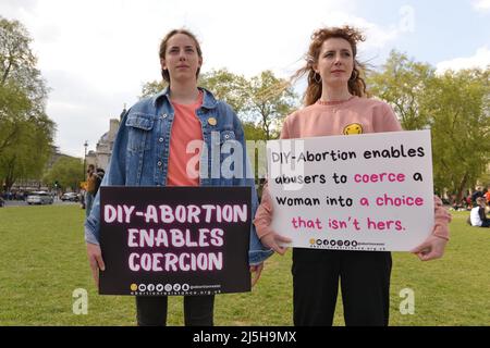 London, Großbritannien. 23. April 2022. Die Demonstranten halten während der Demonstration Plakate, auf denen ihre Meinung zum Ausdruck kommt. Anti Abtreibung Pro-Life-Organisation, Abtreibungswiderstand inszenierte einen Protest auf dem Parliament Square gegen erzwungenes Abtreiben. Kredit: SOPA Images Limited/Alamy Live Nachrichten Stockfoto