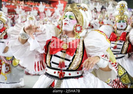 22. April 2022, RIO DE JANEIRO, RIO DE JANEIRO, BRASILIEN: Mitglieder der Samba-Schule Imperatriz Leopoldinense treten am 22. April 2022 bei der Karnevalsparade in Rio auf dem Sambadrome Marques de Sapucai in Rio de Janeiro, Brasilien. (Bild: © William Volcov/ZUMA Press Wire) Stockfoto