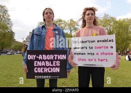 London, Großbritannien. 23. April 2022. Die Demonstranten halten während der Demonstration Plakate, auf denen ihre Meinung zum Ausdruck kommt. Anti Abtreibung Pro-Life-Organisation, Abtreibungswiderstand inszenierte einen Protest auf dem Parliament Square gegen erzwungenes Abtreiben. (Foto von Thomas Krych/SOPA Images/Sipa USA) Quelle: SIPA USA/Alamy Live News Stockfoto