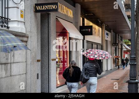Madrid, Spanien. 23. April 2022. Fußgänger laufen am italienischen Mode- und Kosmetikgeschäft Valentino in Spanien vorbei. (Foto: Xavi Lopez/SOPA Images/Sipa USA) Quelle: SIPA USA/Alamy Live News Stockfoto