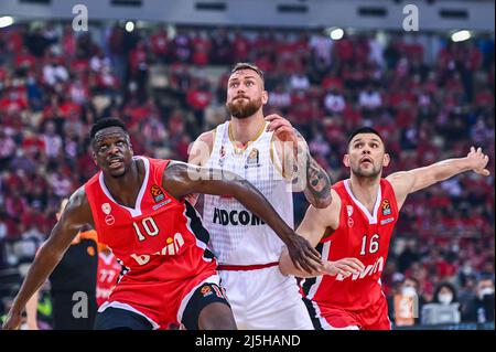 Athen, Lombardei, Griechenland. 22. April 2022. MOUSTAPHA FALL #10 mit KOSTAS PAPANIKOLAOU #16 und DONATAS MOTIEJUNAS #20 während des Euroleague-Spiels zwischen Olympiacos Piräus und AS Monaco im Friedens- und Freundschaftsstadion am 22. April 2022 in Athen, Griechenland. (Bild: © Stefanos Kyriazis/ZUMA Press Wire) Stockfoto