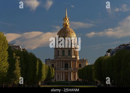 Die Kathedrale von Saint Louis bei schönem Tag, Paris. Stockfoto