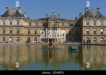 Paris, Frankreich. 14. April 2022. Blick auf den Palast von Luxemburg, der sich im VI. Bezirk von Paris befindet. Der Luxemburg-Palast in Paris, ist ein französischer Palast des siebzehnten Jahrhunderts und barocken Stil. Der Palast, heute Sitz des französischen Senats, und seine Gärten sind ein wichtiger touristischer Ort. Kredit: SOPA Images Limited/Alamy Live Nachrichten Stockfoto