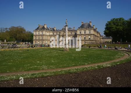 Paris, Frankreich. 14. April 2022. Blick auf den Palast von Luxemburg, der sich im VI. Bezirk von Paris befindet. Der Luxemburg-Palast in Paris, ist ein französischer Palast des siebzehnten Jahrhunderts und barocken Stil. Der Palast, heute Sitz des französischen Senats, und seine Gärten sind ein wichtiger touristischer Ort. Kredit: SOPA Images Limited/Alamy Live Nachrichten Stockfoto