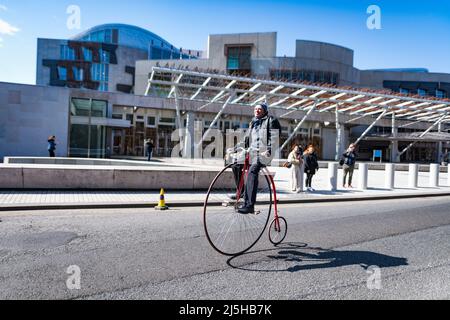 Edinburgh, Schottland. Samstag, 23. April 2022. Radfahrer nehmen an der Protestfahrt der Pedal on Parliament-Gruppe durch das Herz der schottischen Hauptstadt Teil. 2022 jährt sich Pedal zum 10.. Mal zum Parlament, einem familienfreundlichen Massenzyklus an das schottische Parlament, um die Botschaft zu senden, dass es an der Zeit ist, Schottland zu einem radfahrradfreundlichen Land zu machen. Pedal on Parliament ist eine von Freiwilligen geführte Kampagne an der Basis, die sich für bessere, sicherere und integrativere Bedingungen im Radsport für alle Altersgruppen und Fähigkeiten in Schottland einsetzen wird. Stockfoto