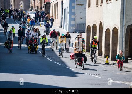 Edinburgh, Schottland. Samstag, 23. April 2022. Radfahrer nehmen an der Protestfahrt der Pedal on Parliament-Gruppe durch das Herz der schottischen Hauptstadt Teil. 2022 jährt sich Pedal zum 10.. Mal zum Parlament, einem familienfreundlichen Massenzyklus an das schottische Parlament, um die Botschaft zu senden, dass es an der Zeit ist, Schottland zu einem radfahrradfreundlichen Land zu machen. Pedal on Parliament ist eine von Freiwilligen geführte Kampagne an der Basis, die sich für bessere, sicherere und integrativere Bedingungen im Radsport für alle Altersgruppen und Fähigkeiten in Schottland einsetzen wird. Stockfoto