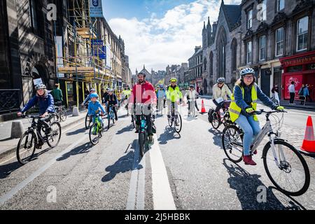 Edinburgh, Schottland. Samstag, 23. April 2022. Radfahrer nehmen an der Protestfahrt der Pedal on Parliament-Gruppe durch das Herz der schottischen Hauptstadt Teil. 2022 jährt sich Pedal zum 10.. Mal zum Parlament, einem familienfreundlichen Massenzyklus an das schottische Parlament, um die Botschaft zu senden, dass es an der Zeit ist, Schottland zu einem radfahrradfreundlichen Land zu machen. Pedal on Parliament ist eine von Freiwilligen geführte Kampagne an der Basis, die sich für bessere, sicherere und integrativere Bedingungen im Radsport für alle Altersgruppen und Fähigkeiten in Schottland einsetzen wird. Stockfoto