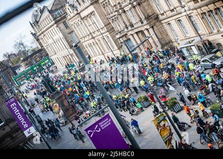 Edinburgh, Schottland. Samstag, 23. April 2022. Radfahrer nehmen an der Protestfahrt der Pedal on Parliament-Gruppe durch das Herz der schottischen Hauptstadt Teil. 2022 jährt sich Pedal zum 10.. Mal zum Parlament, einem familienfreundlichen Massenzyklus an das schottische Parlament, um die Botschaft zu senden, dass es an der Zeit ist, Schottland zu einem radfahrradfreundlichen Land zu machen. Pedal on Parliament ist eine von Freiwilligen geführte Kampagne an der Basis, die sich für bessere, sicherere und integrativere Bedingungen im Radsport für alle Altersgruppen und Fähigkeiten in Schottland einsetzen wird. Stockfoto