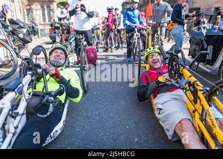 Edinburgh, Schottland. Samstag, 23. April 2022. Radfahrer nehmen an der Protestfahrt der Pedal on Parliament-Gruppe durch das Herz der schottischen Hauptstadt Teil. 2022 jährt sich Pedal zum 10.. Mal zum Parlament, einem familienfreundlichen Massenzyklus an das schottische Parlament, um die Botschaft zu senden, dass es an der Zeit ist, Schottland zu einem radfahrradfreundlichen Land zu machen. Pedal on Parliament ist eine von Freiwilligen geführte Kampagne an der Basis, die sich für bessere, sicherere und integrativere Bedingungen im Radsport für alle Altersgruppen und Fähigkeiten in Schottland einsetzen wird. Stockfoto