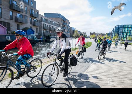 Edinburgh, Schottland. Samstag, 23. April 2022. Radfahrer nehmen an der Protestfahrt der Pedal on Parliament-Gruppe durch das Herz der schottischen Hauptstadt Teil. 2022 jährt sich Pedal zum 10.. Mal zum Parlament, einem familienfreundlichen Massenzyklus an das schottische Parlament, um die Botschaft zu senden, dass es an der Zeit ist, Schottland zu einem radfahrradfreundlichen Land zu machen. Pedal on Parliament ist eine von Freiwilligen geführte Kampagne an der Basis, die sich für bessere, sicherere und integrativere Bedingungen im Radsport für alle Altersgruppen und Fähigkeiten in Schottland einsetzen wird. Stockfoto