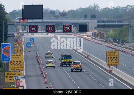 Taplow, Buckinghamshire, Großbritannien. 23.. April 2022. Die M4 ist an diesem Wochenende wieder von der Abfahrt 6 (Slough/Windsor) zur Abfahrt 8/9 (Maidenhead) für M4 Smart Motorway Road Works geschlossen. Nach einem digitalen Upgrade eines Teils des M4 werden neue variable Geschwindigkeitsbegrenzungen verwendet, jedoch wurde die harte Schulter entfernt und durch intermittierende Notfallschutzbereiche ersetzt. Zwischen 2015 und 2019 wurden auf Smart Motorways im Vereinigten Königreich 63 Todesfälle gemeldet. Quelle: Maureen McLean/Alamy Live News Stockfoto