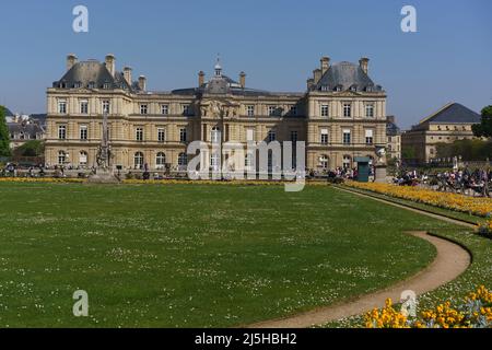 Paris, Frankreich. 14. April 2022. Blick auf den Palast von Luxemburg, der sich im VI. Bezirk von Paris befindet. Der Luxemburg-Palast in Paris, ist ein französischer Palast des siebzehnten Jahrhunderts und barocken Stil. Der Palast, heute Sitz des französischen Senats, und seine Gärten sind ein wichtiger touristischer Ort. (Foto: Atilano Garcia/SOPA Images/Sipa USA) Quelle: SIPA USA/Alamy Live News Stockfoto