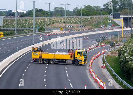 Taplow, Buckinghamshire, Großbritannien. 23.. April 2022. Die M4 ist an diesem Wochenende wieder von der Abfahrt 6 (Slough/Windsor) zur Abfahrt 8/9 (Maidenhead) für M4 Smart Motorway Road Works geschlossen. Nach einem digitalen Upgrade eines Teils des M4 werden neue variable Geschwindigkeitsbegrenzungen verwendet, jedoch wurde die harte Schulter entfernt und durch intermittierende Notfallschutzbereiche ersetzt. Zwischen 2015 und 2019 wurden auf Smart Motorways im Vereinigten Königreich 63 Todesfälle gemeldet. Quelle: Maureen McLean/Alamy Live News Stockfoto