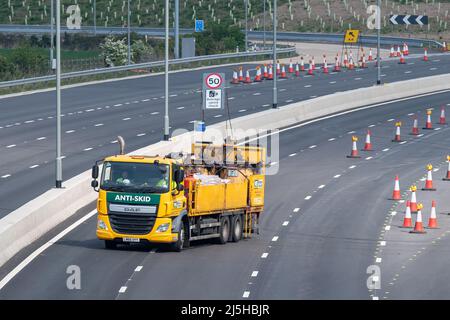 Taplow, Buckinghamshire, Großbritannien. 23.. April 2022. Die M4 ist an diesem Wochenende wieder von der Abfahrt 6 (Slough/Windsor) zur Abfahrt 8/9 (Maidenhead) für M4 Smart Motorway Road Works geschlossen. Nach einem digitalen Upgrade eines Teils des M4 werden neue variable Geschwindigkeitsbegrenzungen verwendet, jedoch wurde die harte Schulter entfernt und durch intermittierende Notfallschutzbereiche ersetzt. Zwischen 2015 und 2019 wurden auf Smart Motorways im Vereinigten Königreich 63 Todesfälle gemeldet. Quelle: Maureen McLean/Alamy Live News Stockfoto