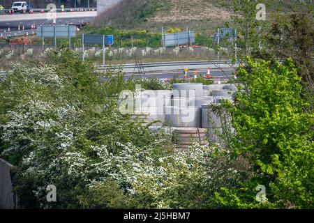 Taplow, Buckinghamshire, Großbritannien. 23.. April 2022. Die M4 ist an diesem Wochenende wieder von der Abfahrt 6 (Slough/Windsor) zur Abfahrt 8/9 (Maidenhead) für M4 Smart Motorway Road Works geschlossen. Nach einem digitalen Upgrade eines Teils des M4 werden neue variable Geschwindigkeitsbegrenzungen verwendet, jedoch wurde die harte Schulter entfernt und durch intermittierende Notfallschutzbereiche ersetzt. Zwischen 2015 und 2019 wurden auf Smart Motorways im Vereinigten Königreich 63 Todesfälle gemeldet. Quelle: Maureen McLean/Alamy Live News Stockfoto