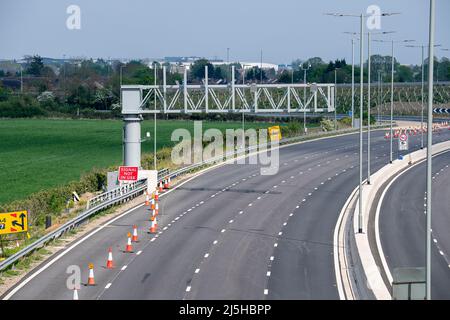 Taplow, Buckinghamshire, Großbritannien. 23.. April 2022. Die M4 ist an diesem Wochenende wieder von der Abfahrt 6 (Slough/Windsor) zur Abfahrt 8/9 (Maidenhead) für M4 Smart Motorway Road Works geschlossen. Nach einem digitalen Upgrade eines Teils des M4 werden neue variable Geschwindigkeitsbegrenzungen verwendet, jedoch wurde die harte Schulter entfernt und durch intermittierende Notfallschutzbereiche ersetzt. Zwischen 2015 und 2019 wurden auf Smart Motorways im Vereinigten Königreich 63 Todesfälle gemeldet. Quelle: Maureen McLean/Alamy Live News Stockfoto