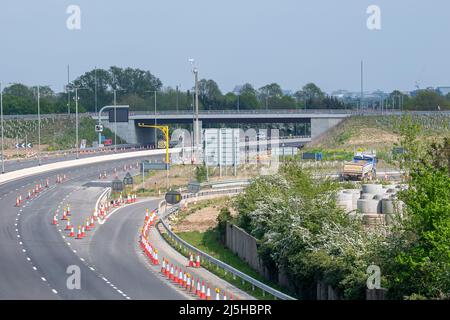 Taplow, Buckinghamshire, Großbritannien. 23.. April 2022. Die M4 ist an diesem Wochenende wieder von der Abfahrt 6 (Slough/Windsor) zur Abfahrt 8/9 (Maidenhead) für M4 Smart Motorway Road Works geschlossen. Nach einem digitalen Upgrade eines Teils des M4 werden neue variable Geschwindigkeitsbegrenzungen verwendet, jedoch wurde die harte Schulter entfernt und durch intermittierende Notfallschutzbereiche ersetzt. Zwischen 2015 und 2019 wurden auf Smart Motorways im Vereinigten Königreich 63 Todesfälle gemeldet. Quelle: Maureen McLean/Alamy Live News Stockfoto