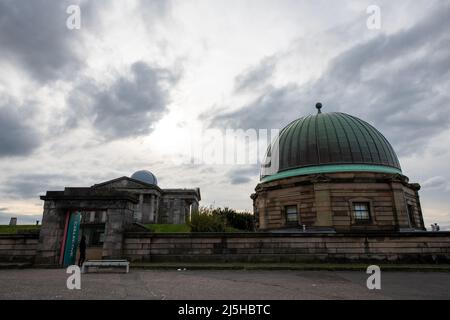 Das alte Observatorium wird heute als Kunstmuseum auf dem Calton Hill, Edinburgh, Schottland, genutzt Stockfoto