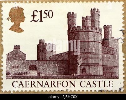 Foto einer britischen Briefmarke mit einer Illustration von Caernarfon Castle aus der High Value Castles Serie 1988 Stockfoto