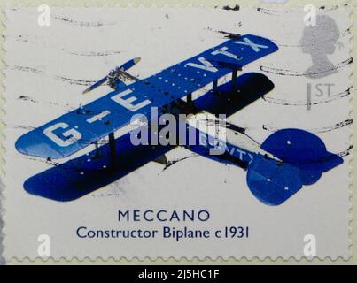 Foto einer britischen Briefmarke aus der Serie Transports of Delight mit einer Illustration eines Meccano Constructor Biplane Spielzeugs aus dem Jahr 1931 2003 Stockfoto