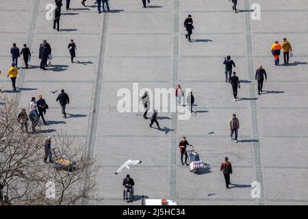 Aus der Vogelperspektive betrachtet man Menschen und Stadtarchitektur auf dem historischen Eminonu-Platz und dem Gewürzbasar in Istanbul, Türkei. Stockfoto