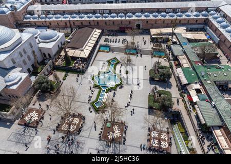 Aus der Vogelperspektive betrachtet man Menschen und Stadtarchitektur auf dem historischen Eminonu-Platz und dem Gewürzbasar in Istanbul, Türkei. Stockfoto