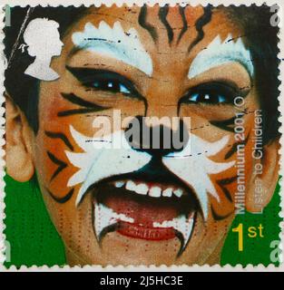 Ein Foto einer britischen Briefmarke mit einem Bild eines Kindes mit Tiger-Gesichtsfarbe Millennium 2001 Höre Kindern zu Stockfoto