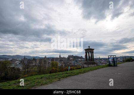 Blick vom Calton Hill auf Edinburgh mit dem Dugald Stewart Monument in der Ferne Stockfoto