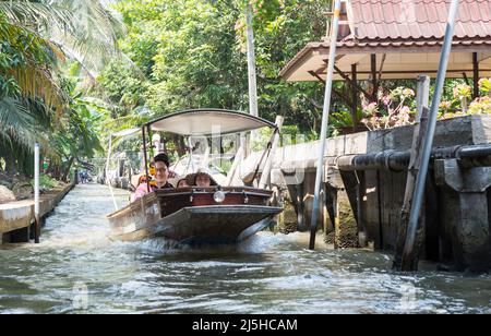 Touristenboot auf Kanal im Tha Kha Floating Market, Thailand Stockfoto