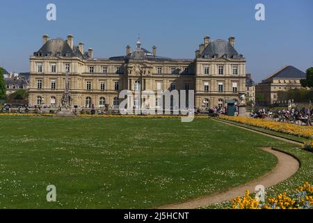 Paris, Frankreich. 14. April 2022. Blick auf den Palast von Luxemburg, der sich im VI. Bezirk von Paris befindet. Der Luxemburg-Palast in Paris, ist ein französischer Palast des siebzehnten Jahrhunderts und barocken Stil. Der Palast, heute Sitz des französischen Senats, und seine Gärten sind ein wichtiger touristischer Ort. (Bild: © Atilano Garcia/SOPA Images via ZUMA Press Wire) Stockfoto