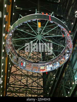 Das Instrumentensteuergerät für die Saturn V-Rakete für Apollo 4 wird an der vierten Stufe der Rakete befestigt. Im Inneren der Vehicle Assembly Biulding am Cape Canaveral in Florida Stockfoto
