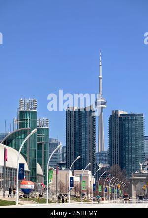 Enercare Center in Exhibition Place. Canadian National Exhibition. Mit Toronto Skyline und CN Tower. Toronto, Ontario, Kanada Stockfoto