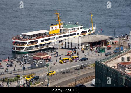 Hochgezoomte Ansicht der Istanbul City Lines Fähre, die Passagiere am Uskudar Pier am Goldenen Horn in Eminonu, Istanbul, Türkei, aussteigt. Stockfoto