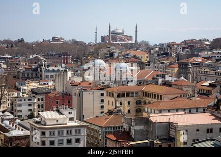 Blick auf die Hagia Sophia Moschee über die Dächer von Sirkeci auf der historischen Halbinsel in Istanbul, Türkei, am 8. April 2022. Stockfoto