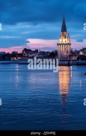 Nachtansicht der Tour de la lanterne in La Rochelle, Frankreich. Schöne Reflexionen im Hafenwasser. Stockfoto