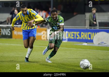 WAALWIJK - (lr) Yassin Oukili von RKC Waalwijk, Kenneth Paal oder PEC Zwolle während des niederländischen Eredivisie-Spiels zwischen RKC Waalwijk und PEC Zwolle am 23. April 2022 im Mandemakers Stadium in Waalwijk, Niederlande. ANP ROY LAZET Stockfoto