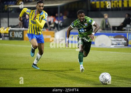 WAALWIJK - (lr) Yassin Oukili von RKC Waalwijk, Kenneth Paal von PEC Zwolle während des niederländischen Eredivisie-Spiels zwischen RKC Waalwijk und PEC Zwolle am 23. April 2022 im Mandemakers Stadium in Waalwijk, Niederlande. ANP ROY LAZET Stockfoto