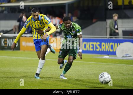 WAALWIJK - (lr) Yassin Oukili von RKC Waalwijk, Kenneth Paal oder PEC Zwolle während des niederländischen Eredivisie-Spiels zwischen RKC Waalwijk und PEC Zwolle am 23. April 2022 im Mandemakers Stadium in Waalwijk, Niederlande. ANP ROY LAZET Stockfoto