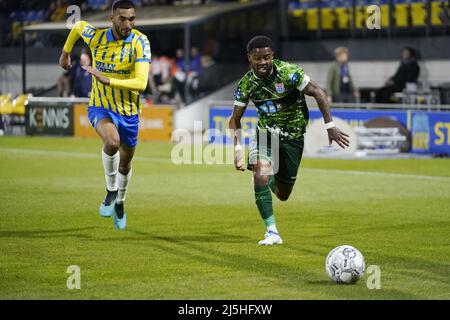 WAALWIJK - (lr) Yassin Oukili von RKC Waalwijk, Kenneth Paal oder PEC Zwolle während des niederländischen Eredivisie-Spiels zwischen RKC Waalwijk und PEC Zwolle am 23. April 2022 im Mandemakers Stadium in Waalwijk, Niederlande. ANP ROY LAZET Stockfoto