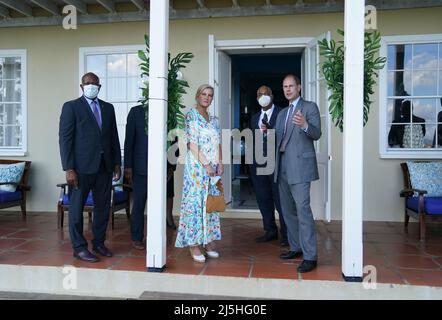 Der Graf und die Gräfin von Wessex treffen sich anlässlich des Platin-Jubiläums der Königin mit dem amtierenden Premierminister Montgomery Daniel (zweiter rechts) in der Residenz des Premierministers in St. Vincent und den Grenadinen. Bilddatum: Samstag, 23. April 2022. Stockfoto