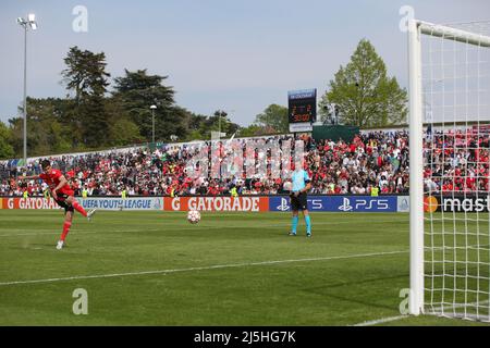 Nyon, Schweiz, 22.. April 2022. Antonio Silva von SL Benfica feuert seine Strafe während der Schießerei beim Spiel der UEFA Youth League im Colovray Sports Center, Nyon, nach Hause. Bildnachweis sollte lauten: Jonathan Moscrop / Sportimage Stockfoto