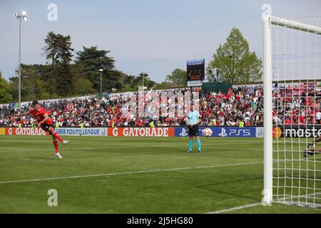 Nyon, Schweiz, 22.. April 2022. Antonio Silva von SL Benfica feuert seine Strafe während der Schießerei beim Spiel der UEFA Youth League im Colovray Sports Center, Nyon, nach Hause. Bildnachweis sollte lauten: Jonathan Moscrop / Sportimage Stockfoto