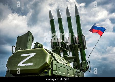 Russische Raketenanlage Buk-m2 mit Z-Zeichen und Flagge, moderne Raketenwaffen der Streitkräfte Russlands, militärische Ausrüstung in Kampfbereitschaft. Z-Truppen der Rus Stockfoto