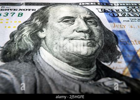 100 US-Dollar-Schein aus nächster Nähe, Benjamin Franklin-Porträt auf US-Dollar-Schein. Makroaufnahme von Papiergeld, einhundert-Dollar-Banknoten aus der Nähe. Konzept von Stockfoto